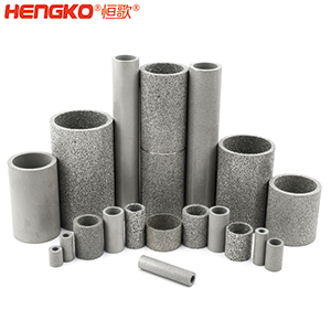 如果您對燒結不銹鋼濾管筒有任何疑問，您會在這里找到答案。  一、什么是燒結不銹鋼濾管筒？    是通過加熱或加壓的燒結工藝制成的特殊金屬管。根據您需要的金屬類型，可以選擇燒結不銹鋼金屬管、燒結銅金屬管或燒結青銅金屬管。  二、燒結金屬管有哪些用途？ 1.食品和飲料行業：防止食物營養成分被沖走，還可以過濾掉污染物。 2.水力發電廠為您工廠的渦輪機提供動力。保持電力循環生產。 3.天然氣生產廠可以捕獲氣體中的小污染物。 4.化學加工工業過濾掉有害污染物，提高化學產品的效率。 5.石油工業消除污染物來提高石油產品的純度。 6.醫藥行業去除藥品中的污染物，并提高藥用價值     三、燒結金屬管的優點是什么？ 1.材料堅固形狀靈活    2.良好的滲透性     3.多種孔隙分布 4.性能穩定可以應對來自各種流體的高壓而不會變形。  5.機械強度高可以在高溫高壓等極其惡劣的環境中使用。 6.可以調整孔的大小    7.耐腐蝕和熱沖擊   8.設備易于清潔，無需長時間關機。  四、選擇燒結金屬管時要注意以下幾點：  優質材料、溫度范圍、微米變化、耐腐蝕、納污能力、機械強度 需要的高強度（恒歌316不銹鋼濾管正反向流動中提供相同的強度）      燒結金屬管的工作原理  五、什么材料可以制造燒結金屬管？ 1.燒結不銹鋼：高機械強度耐腐蝕，在高壓高溫中高效運行不會損壞；  2.銅粉末燒結管屬不銹鋼替代品，耐腐蝕且經濟實惠，但耐溫和強度較差；  3.鎳合金，適用于極端工作條件的燒結金屬管。     注：燒結、固化、退火有以下幾個方面的比較：  1.燒結：這是一種熱處理方法，會使粉末狀物質形成整體材料，利用粉末中單個粒子之間發生的擴散。可以固態和液態下發生。     金屬粉末  2.養護：是用來加速化學反應的技術，適用于高分子及高分子材料復合。當熱固性聚合物在室溫下無法在合理時間內固化時，您將使用固化爐應用高溫來實現固化過程。  （例如，當您將預浸碳纖維覆蓋在模具上時可以固化它，使它保持模具的形狀，單體會在固化溫度下迅速反應，從而形成熱固性聚合物，使預浸墊物質變硬。）  3.退火：是一種熱處理技術，用于使用非常高的溫度來減輕物質的應力，降低處理物質中原子間鍵內的內應力和整體彈性能。此外，它是指金屬熱處理、高性能聚合物和陶瓷玻璃的術語。  （例如，您可以將冷軋鋼坯退火，制成另一種產品，當內部應力不推薦時，例如在進行機加工之前，您可使用此過程，機械加工通過去除材料來改變內應力的分布。     六、有哪些類型的燒結金屬管： 1.燒結多孔金屬管金屬管上的孔有助于過濾過程，運營成本低，但由于表面積小效率較低。     2.褶皺燒結金屬管表面積大于多孔金屬管，過濾效率高，但成本也高。     七、能清洗燒結金屬管嗎？ 建議定期清潔設備上累積的污染物提高效率，確保其經久耐用并發揮最佳性能，延長使用壽命。  在 Hengko我們將幫助您獲得合適的燒結不銹鋼濾管筒以滿足獨特的應用要求。您有任何疑問，請隨時聯系我們的團隊。m.bjjichen.com